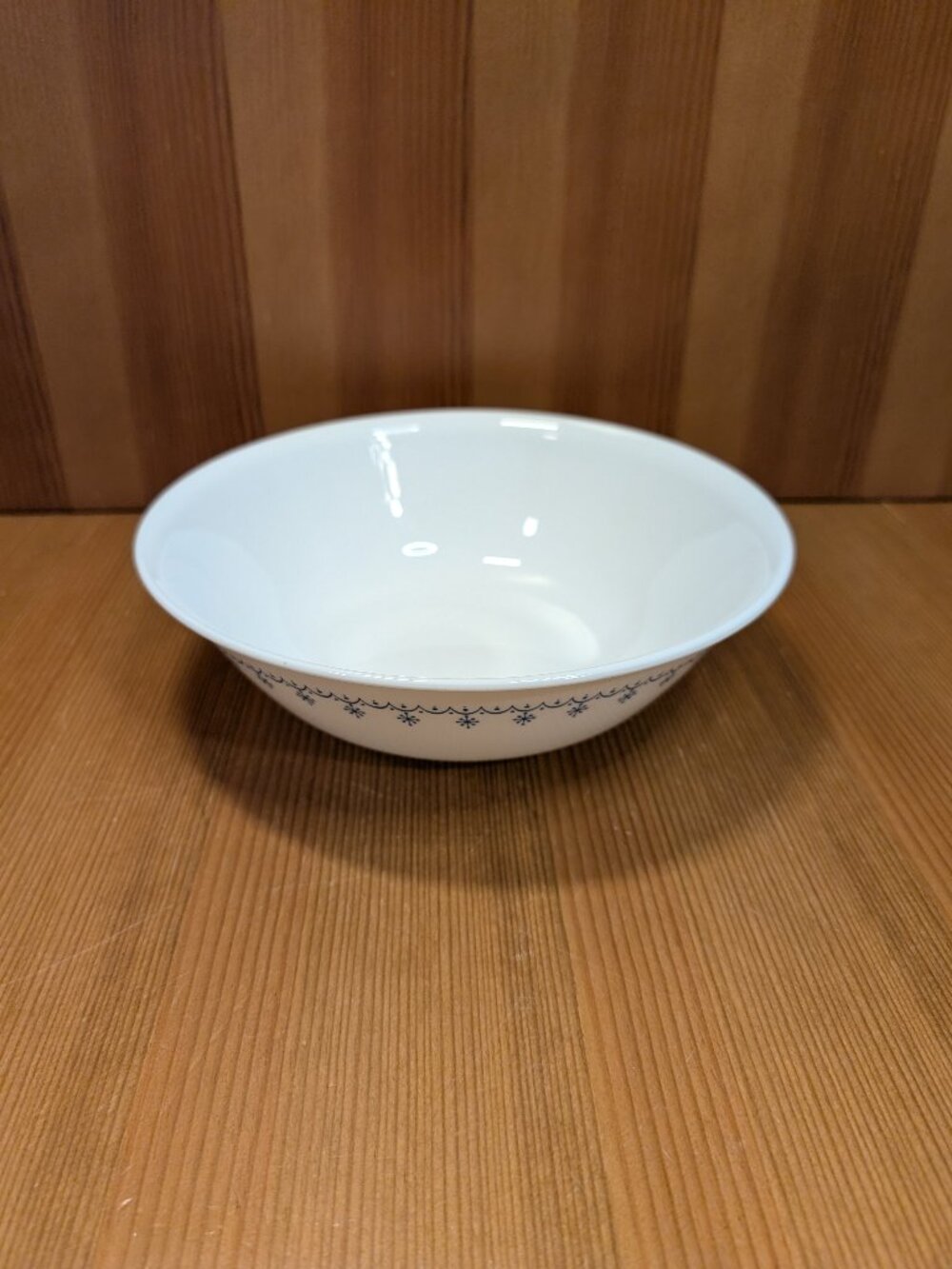 Corelle SNOWFLAKE BLUE GARLAND Pattern 8 1/2" Serving Bowl 8.5 in - EUC